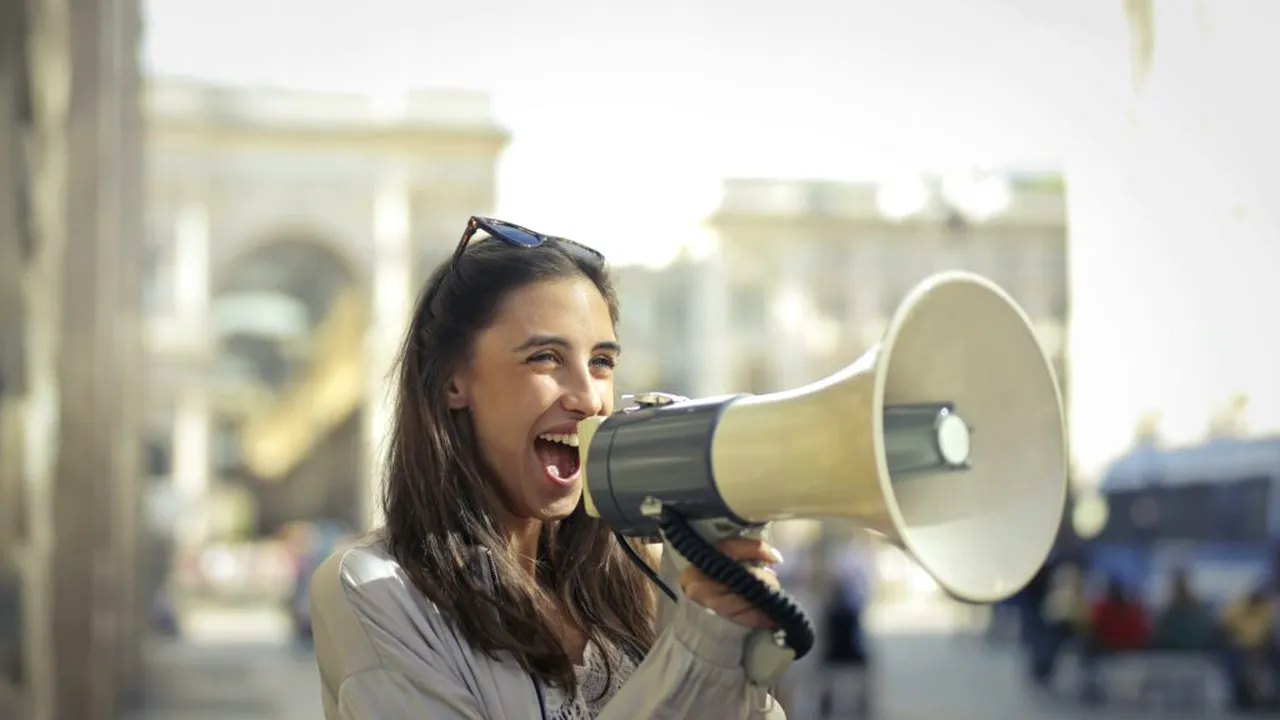 Oamenii vorbesc mai puțin decât acum 20 de ani. Ce arată un nou studiu despre conversații