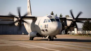 Transport de 90 de mii de măşti de protecţie. O navă a Forţelor Aeriene Române a decolat azi, cu destinaţia Spania