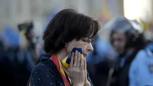 Prima reacţie a lui Klaus Iohannis după incidentele din Piaţa Victoriei: Condamn ferm intervenţia brutală a Jandarmeriei/ Ministrul de Interne să dea explicaţii