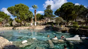 Destinaţii de vacanţă:  Pamukkale, Turcia, una dintre cele mai atractive destinaţii all season ale ţării