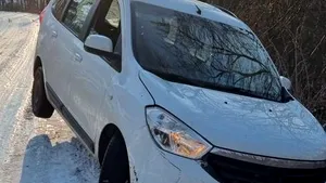 Pompierii au intervenit pentru a opri căderea unei maşini într-o prăpastie