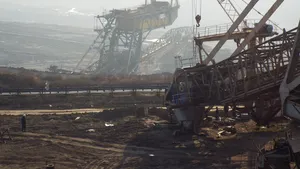 VIDEO PREMIERĂ în România: Instanţa suspendă acordul de mediu pentru o carieră de cărbune înainte de finalizarea procesului, salvând 500 ha de PĂDURE / Livrarea cărbunelui, sistată de patru zile

