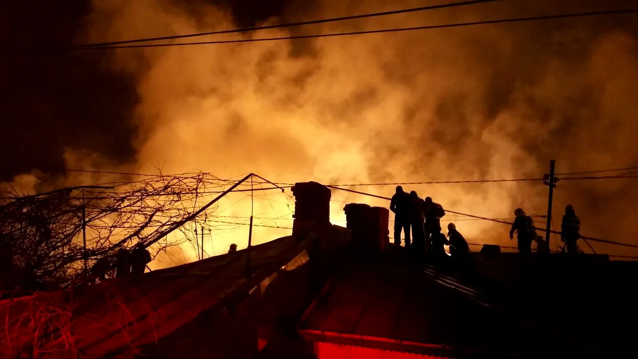Un bărbat a fost rănit într-un incendiu în Capitală, iar patru case au fost afectate