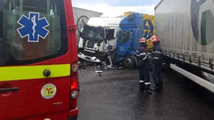 Accident pe DN7: trei TIR-uri s-au ciocnit. Traficul este blocat