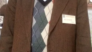 Intrarea în Prefectura Suceava, pe bază de ecuson numerotat, pe care scrie 