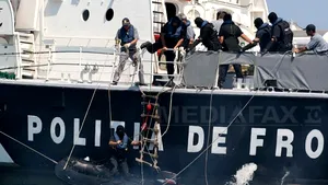 Incendiu la bordul pescadorului turcesc urmărit de poliţiştii români de frontieră