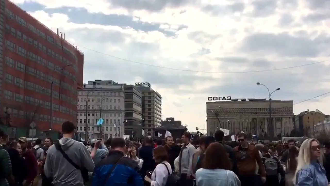 Mii de oameni protestează în Moscova faţă de decizia de a bloca accesul la un cunoscut serviciu de mesagerie. Manifestanţii şi-au fabricat avioane de hârtie