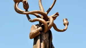 Sculptura vandalizată la Iaşi, „Hidra”, a lui Costin Ioniţă, în licitaţie
