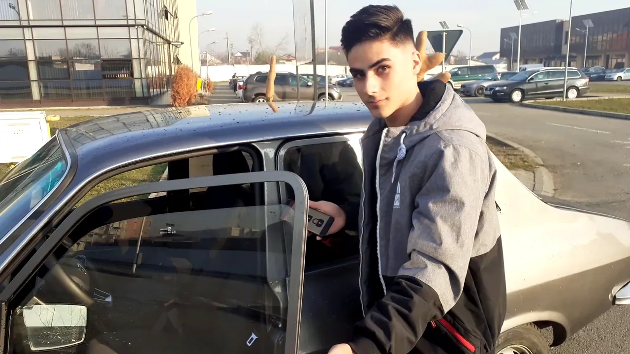 Cum arată o Dacia 1300, cu dotări de limuzină. Se deschide cu comandă vocală şi are senzor de parcare.  A fost transformată de un tânăr de 18 ani într-o adevărată „bijuterie”