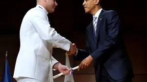 Un român, felicitat de Barack Obama. Vezi discursul ţinut de preşedintele american în faţa steagului României - VIDEO