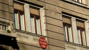 Oprescu vrea să cumpere apartamente pentru cei care stau în clădiri cu bulină roşie