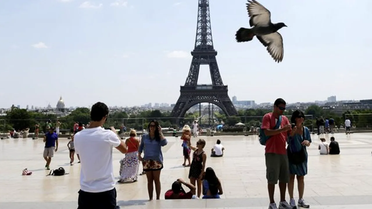 Defilare de modă împotriva stereotipurilor, cu femei plinuţe, la Turnul Eiffel din Paris