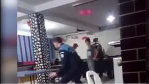 Poliţişti filmaţi în timp ce jucau tenis de masă - VIDEO