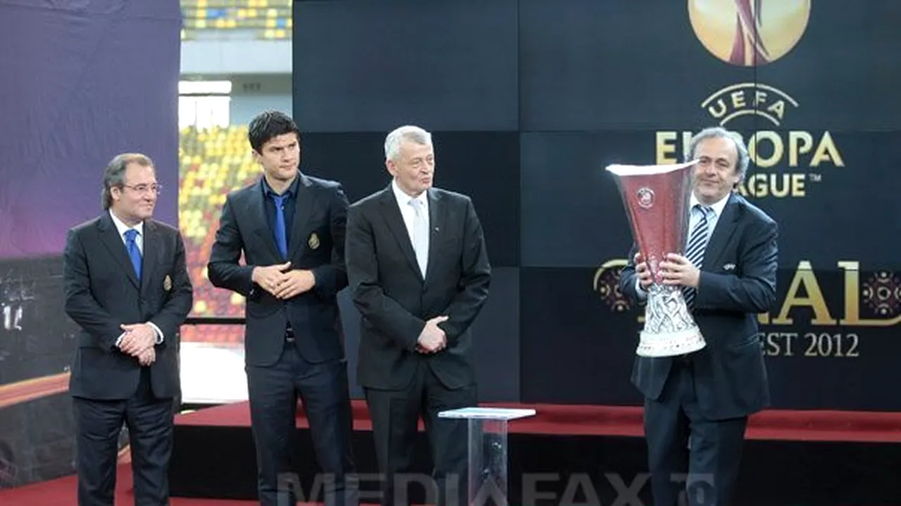 Michel Platini a înmânat trofeul Ligii Europa primarului Oprescu