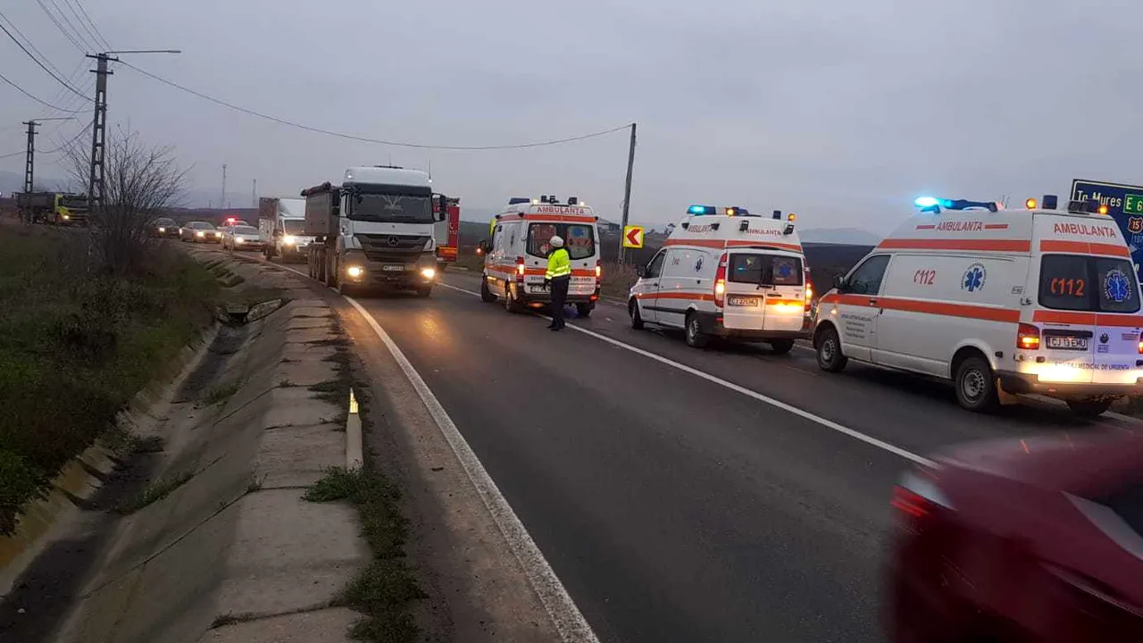 Impact mortal pe DN15: Două persoane şi-au pierdut viaţa după ce un şofer a pătruns pe contrasens. FOTO