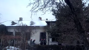 Două persoane, rănite în urma unui incendiu izbucnit în locuinţa lor din Piteşti