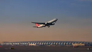 Zborurile de pe aeroportul din Dubai revin treptat după un incident cu dronă în apropierea pistei