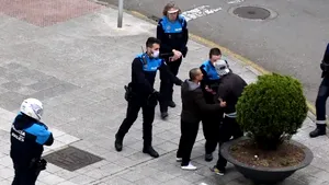 VIDEO | Arestare cu scandal, în aplauzele martorilor. Reacţia unui român prins de poliţia spaniolă pe stradă, fără motiv
