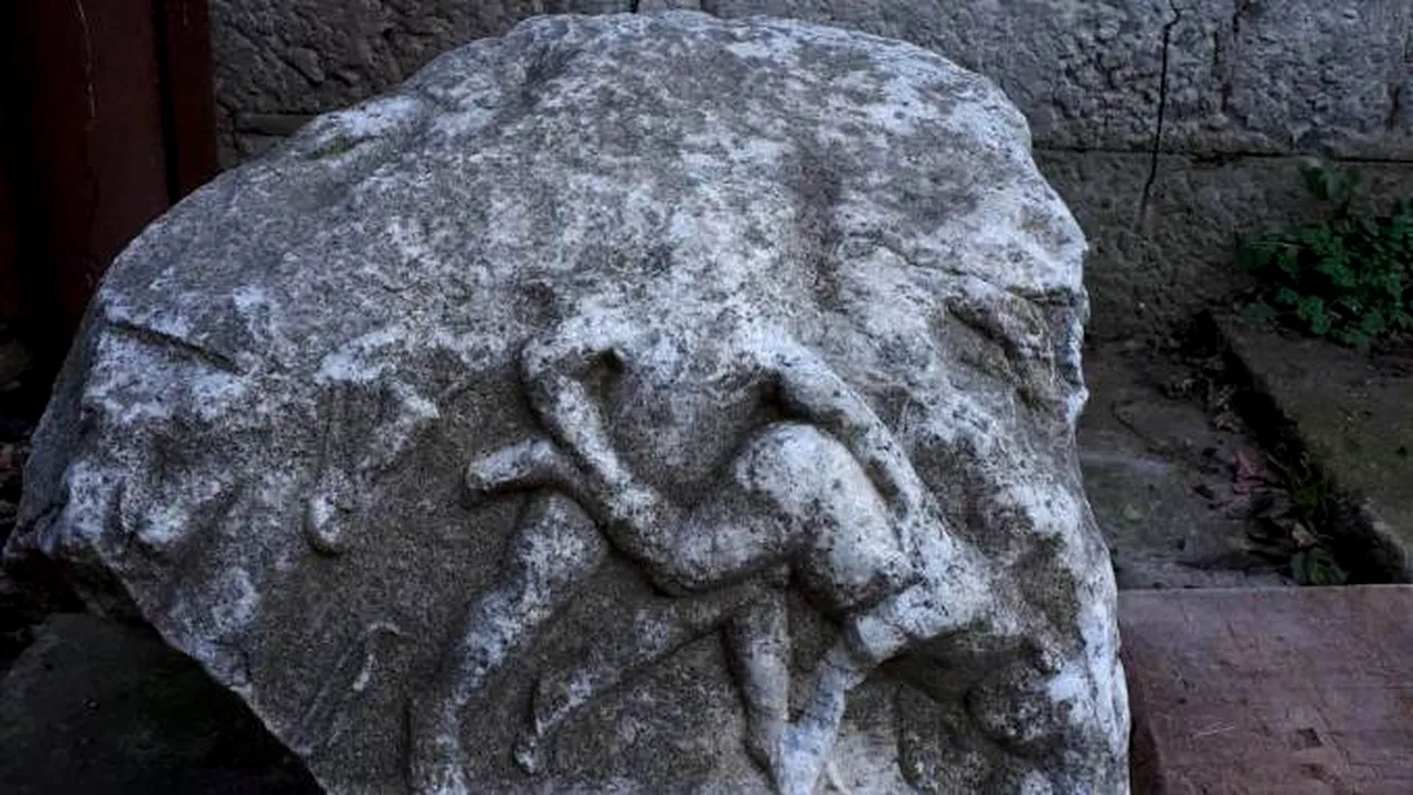 Descoperire inedită. O bucată dintr-un sarcofag de epocă romană a fost găsită în locuinţa unui constănţean