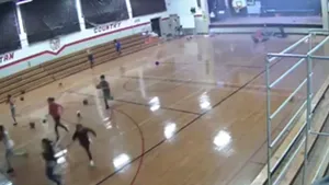 VIDEO. Clipe de groază trăite de elevii unei şcoli: o furtună violentă a spulberat zidul sălii de sport unde se aflau