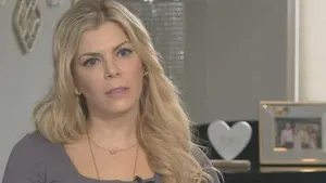 O femeie a fost la un pas să fie dată jos din avion din cauza tricoului purtat: „M-am simţit complet umilită” | FOTO