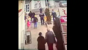 Bărbat împuşcat în picior de un poliţist, după ce a înjunghiat o femeie în plină stradă. VIDEO