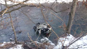 Două persoane au murit şi una a fost rănită după ce maşina în care se aflau a plonjat în râul Jiu, de la aproximativ 15 metri înălţime | FOTO
