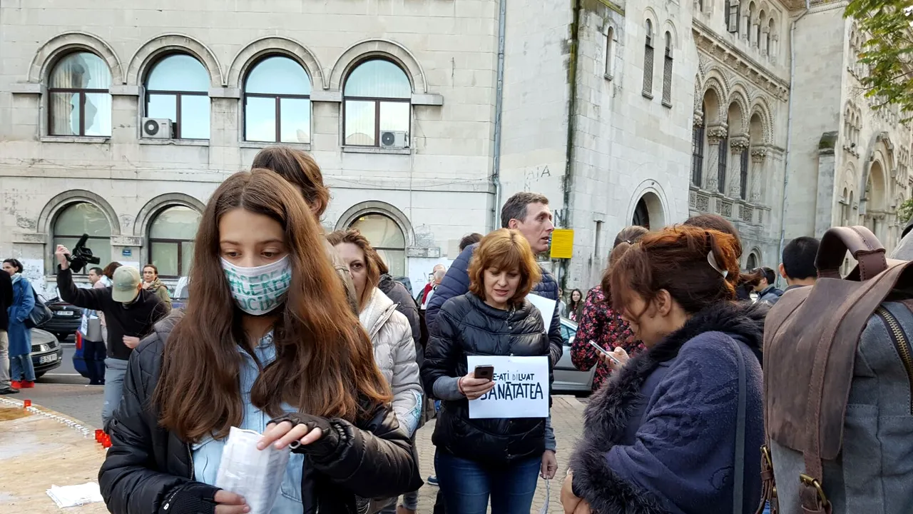 Protest faţă de situaţia din sistemul medical. Manifestanţii au cerut demisia ministrului Achimaş - VIDEO