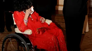 Elizabeth Taylor a plâns în faţa bustului din bronz al actorului Richard Burton