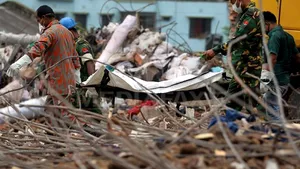 Supravieţuire MIRACULOASĂ în Bangladesh: O femeie a fost găsită ÎN VIAŢĂ sub dărâmături la 17 zile de la prăbuşirea clădirii - VIDEO