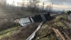Un TIR încărcat cu bere s-a răsturnat pe DN 6. Sute de sticle s-au împrăştiat pe marginea drumului - VIDEO