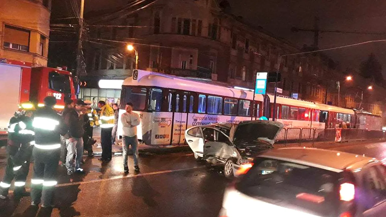 Accident grav la Timişoara: O tânără a rămas încarcerată, după ce maşina în care se afla a fost lovită de tramvai | FOTO