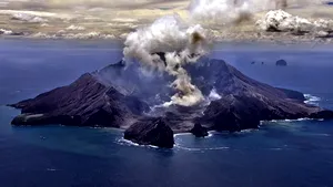 Risc ridicat de erupţie vulcanică în Canare. Autorităţile au instituit cod roşu