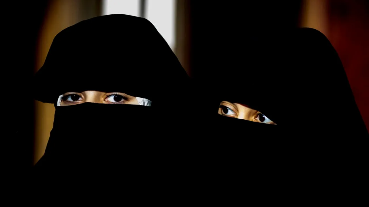 Dragostea în vremea Statului Islamic / Partenera de viață a unei importante figuri a propagandei Stat Islamic, acuzată că a aderat de bună voie la gruparea Stat Islamic, e judecată la Paris împreună cu soacra și cumnata ei