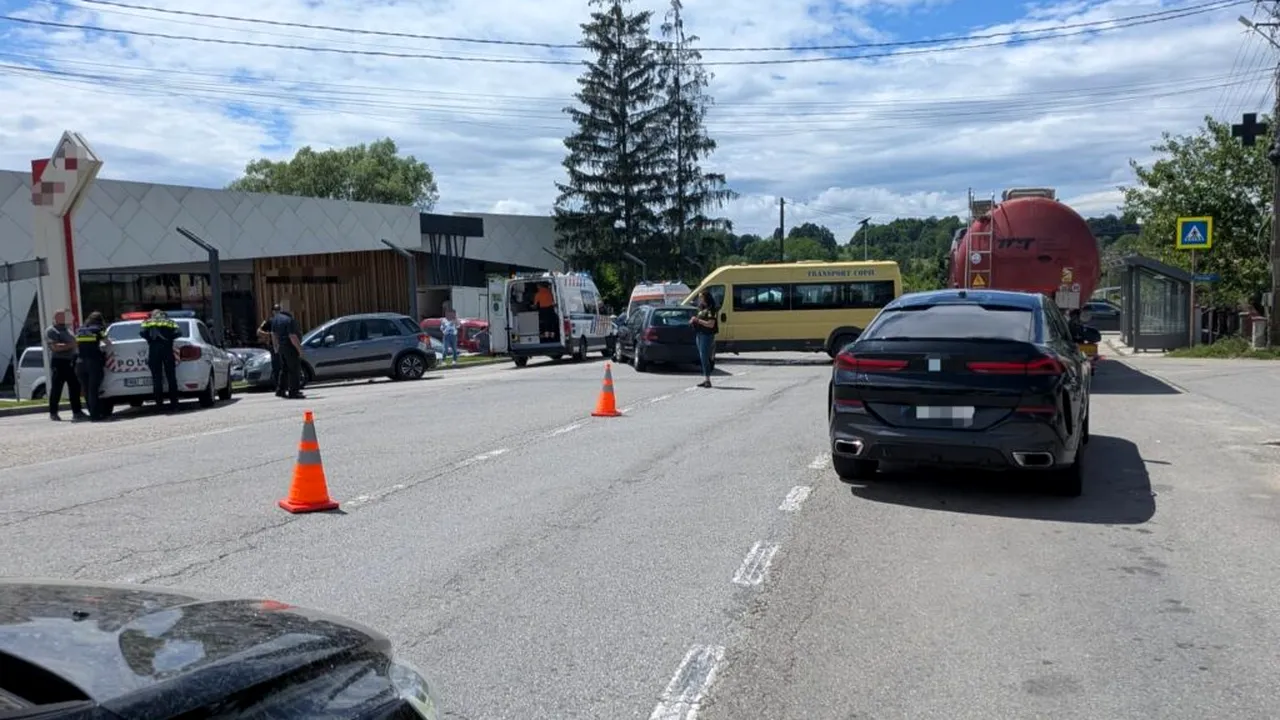Microbuz cu elevi implicat într-un accident în Vâlcea. Trei minori au ajuns la spital