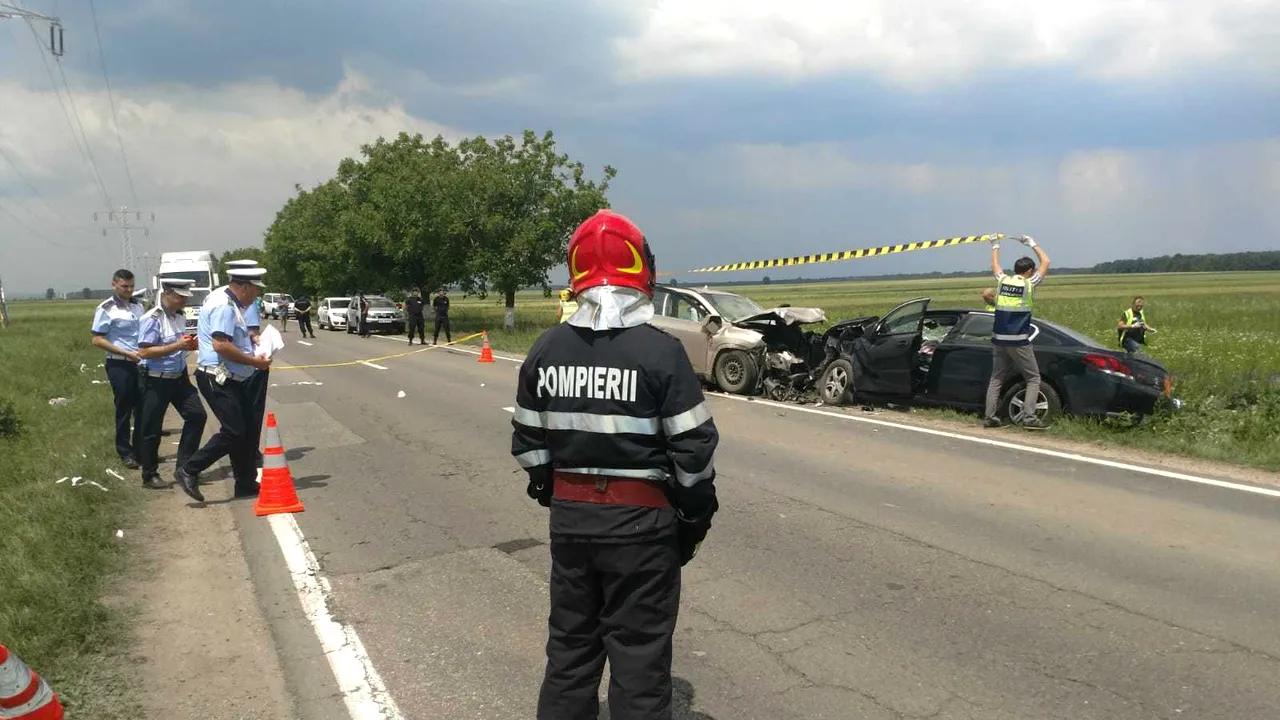 Accident grav în Dâmboviţa. Un mort şi patru răniţi, după ce două maşini s-au ciocnit frontal pe DN17 | FOTO