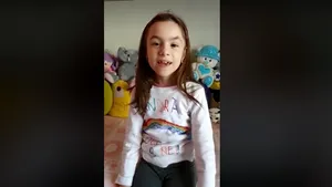 Rămâi în casă, dacă îţi pasă! Mesajul emoţionant al unei românce de 7 ani din Napoli | VIDEO