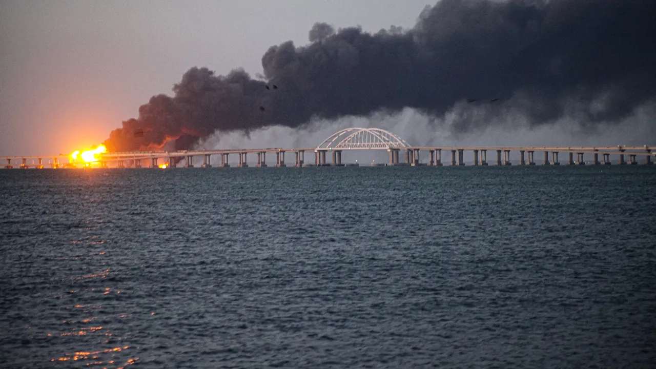 Ucraina va emite timbre cu explozia podului din Crimeea