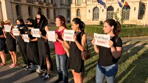Protest al organizaţiilor pentru drepturile femeilor în faţa MAI: 