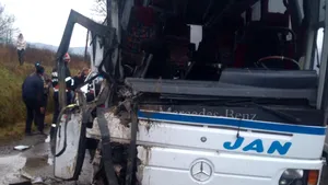 Alertă în Maramureş, Vadul Izei. ACCIDENT între un autobuz cu 50 de persoane şi un camion/ UPDATE: 17 persoane rănite, între care două în stare gravă. A fost deschis dosar penal