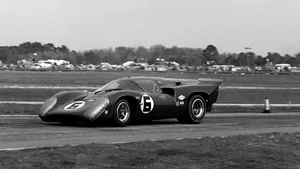 Cum arată Lola T70S, mașina super-sport non electrică, inspirată din anii ’60, din care se vor fabrica doar 16 exemplare