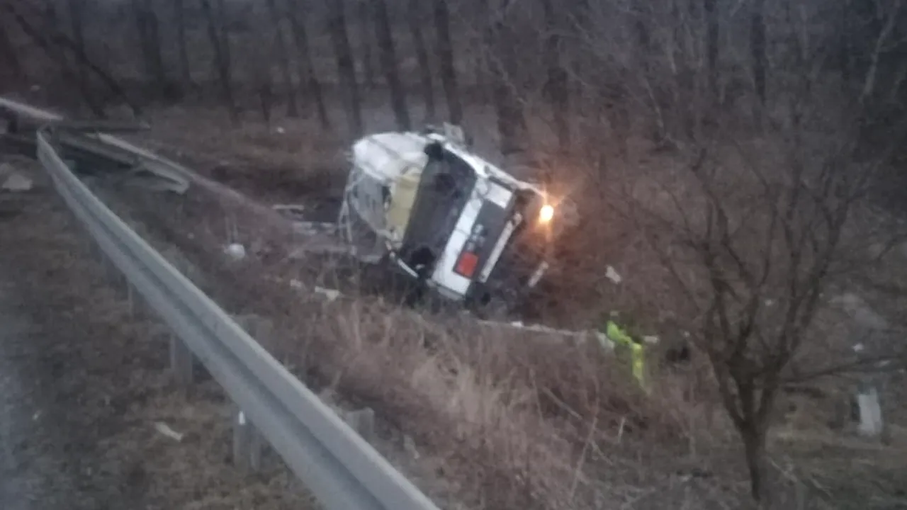 Accident teribil în Giurgiu: un bărbat a fost prins sub o maşina de gunoi, după ce aceasta s-a ciocnit cu o cisternă cu sodă caustică | VIDEO