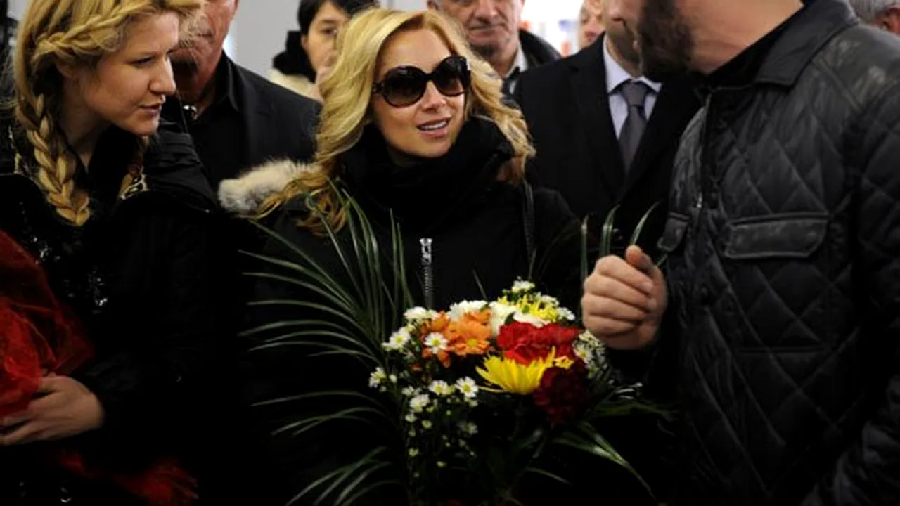 Zeci de fani ai Larei Fabian i-au cântat artistei în stradă la Bucureşti - GALERIE VIDEO