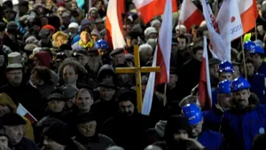 Mii de persoane au protestat la Varşovia faţă de creşterea vârstei de pensionare