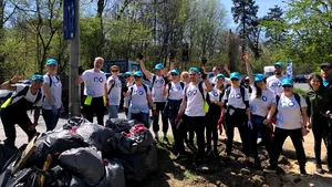 Peste 100 de saci menajeri cu deşeuri au fost colectaţi vineri, din nordul Capitalei