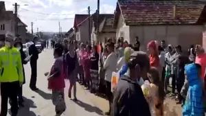 Zeci de oameni s-au îmbulzit pentru pâine şi cartofi de la primărie în Jibou în plină epidemie de coronavirus. VIDEO