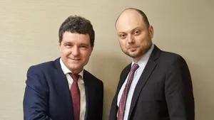 Întâlnire între Nicușor Dan și opozantul rus Vladimir Kara-Murza: „Onorat să mă întâlnesc cu președintele ales al României”
