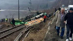 Trafic feroviar blocat pe Valea Oltului de un TIR răsturnat