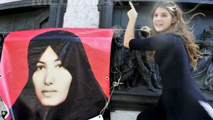 Femeia condamnată la moarte prin lapidare în Iran recunoaşte că este o 