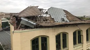 Rafale de vânt în Bucureşti. Pompierii intervin la fosta fabrică de bere din Rahova, unde acoperişul stă să se prăbuşească | FOTO